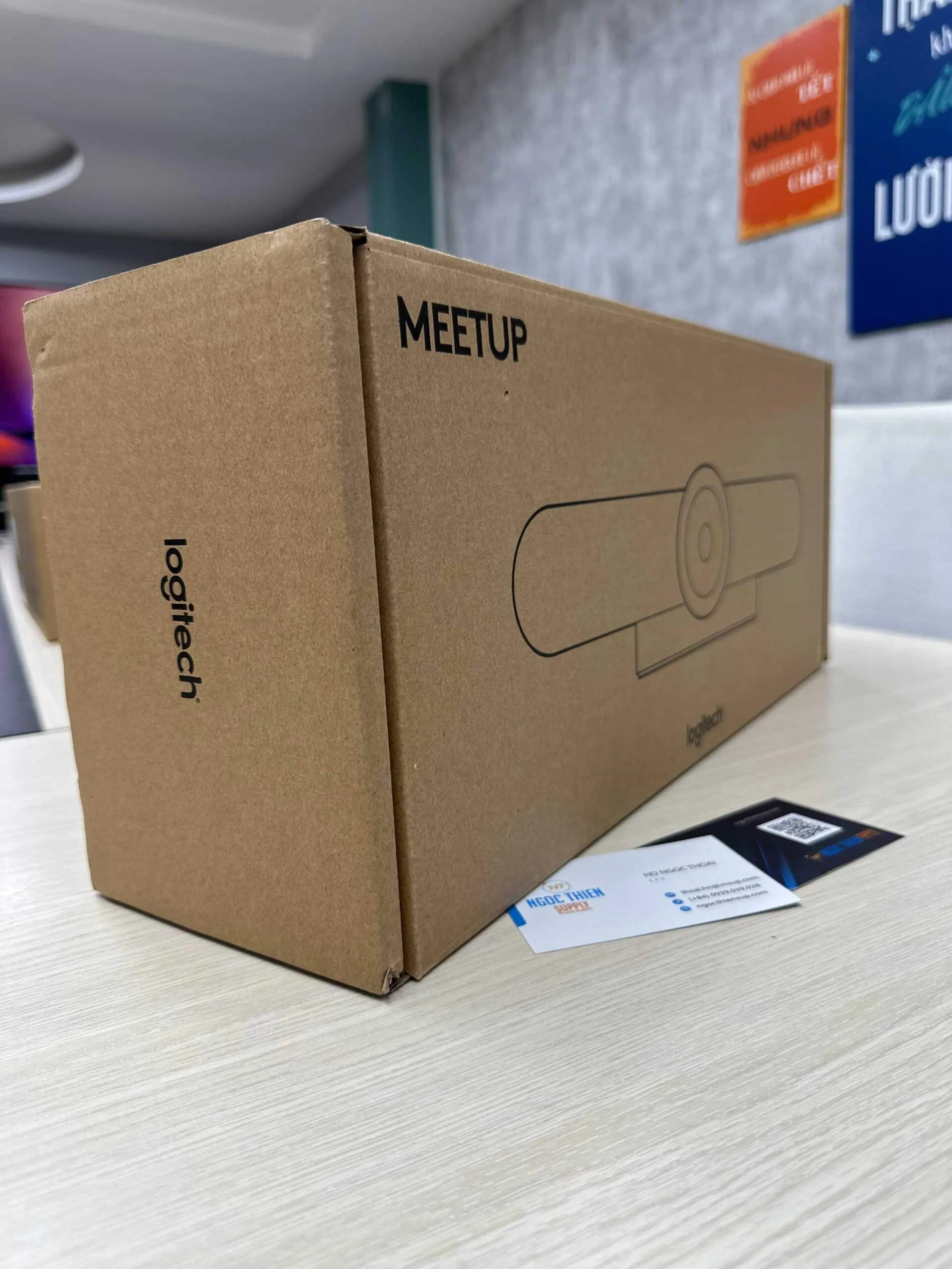 logitech meetup camera với hộp nhỏ tiện lợi