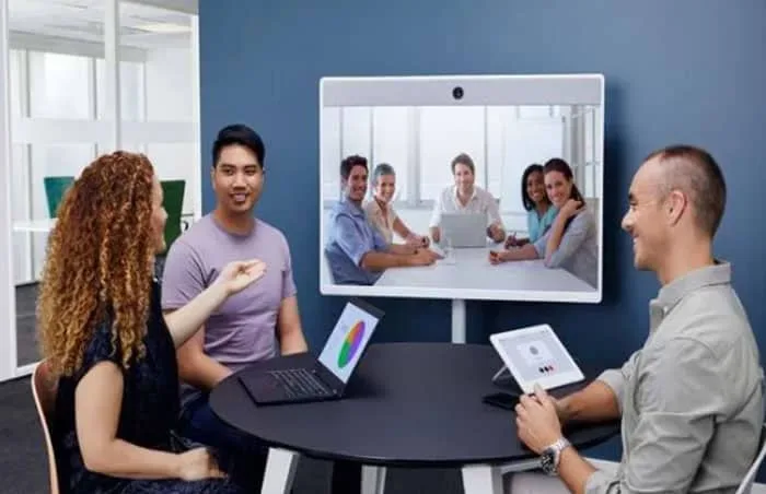 Họp trực tuyến hay còn gọi là họp online/cuộc họp ảo được tổ chức thông qua trình duyệt web hoặc qua các ứng dụng trên máy tính và các thiết bị thông minh