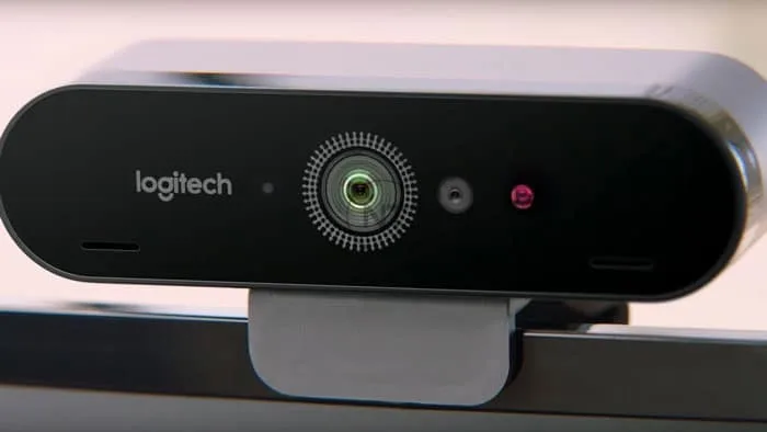 Logitech Brio đi kèm với mic chống ồn sẽ hoạt động tốt trong môi trường văn phòng.