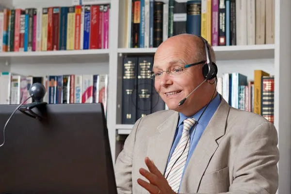 các video bài giảng hiển thị khuôn mặt của người hướng dẫn sẽ hiệu quả hơn các bản trình chiếu được tường thuật đơn giản