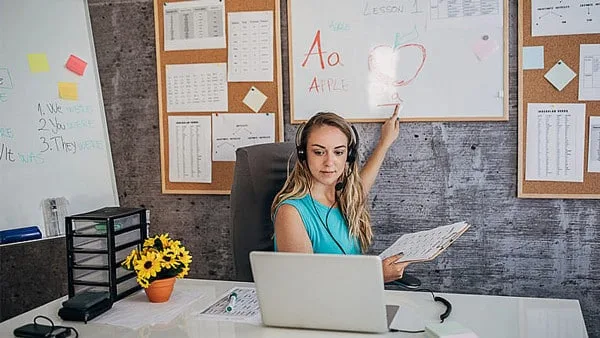 Lựa chọn không gian, trang phục phù hợp cho buổi dạy học trực tuyến