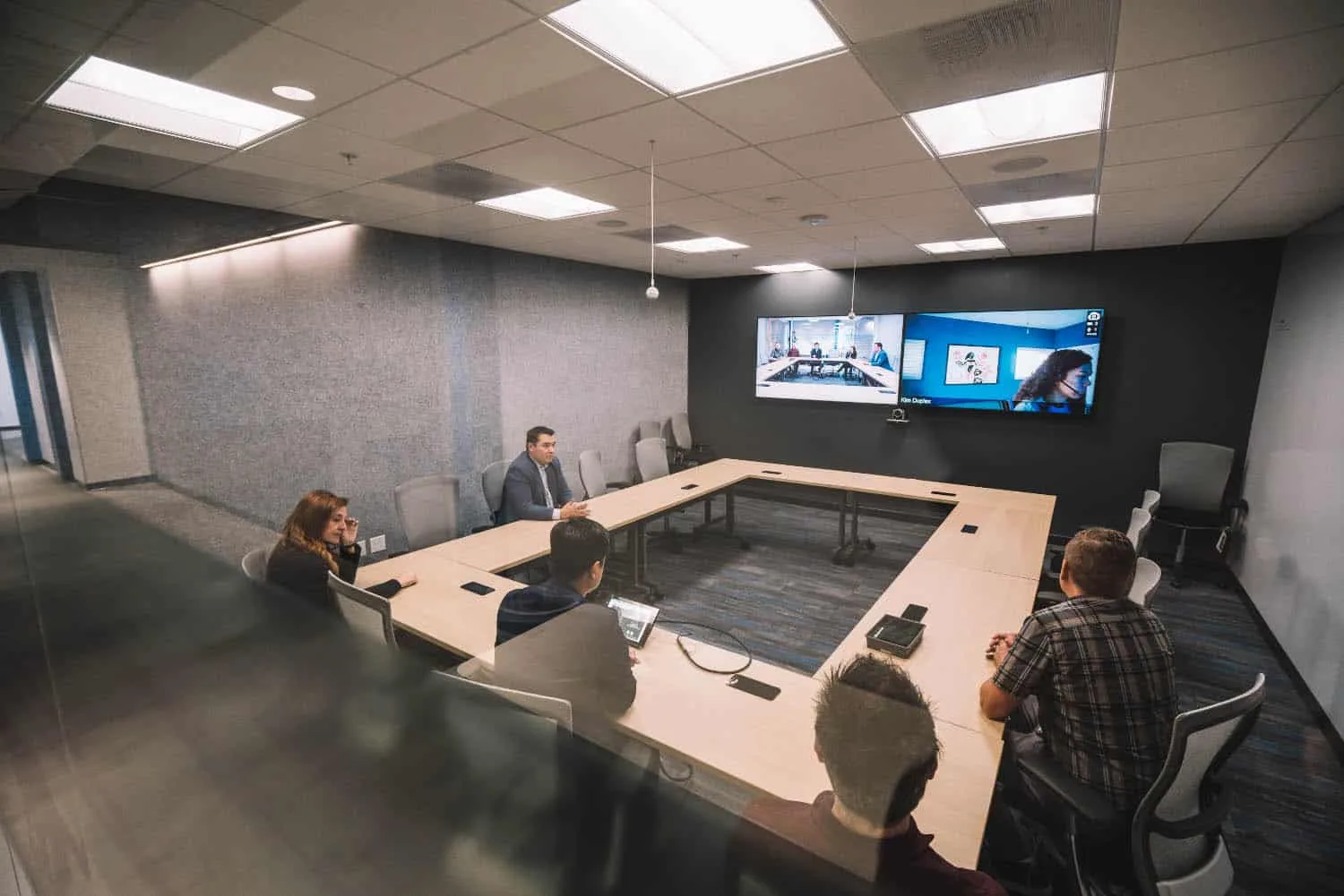 tính năng micro treo trần polycom ceiling microphone array black
