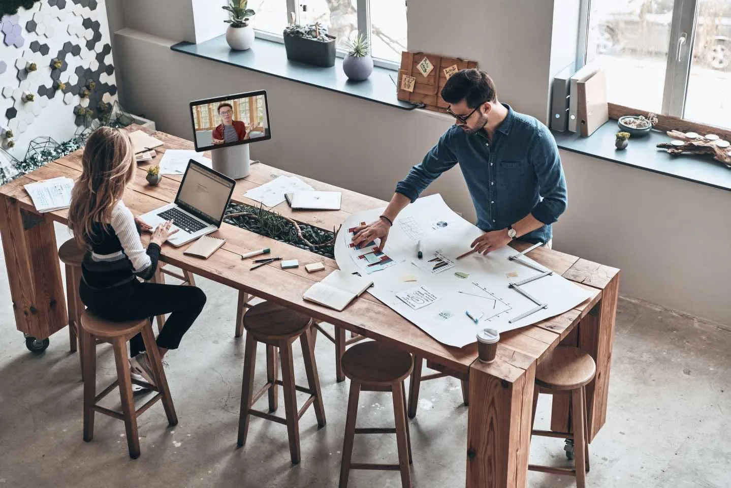 tham gia bất kì cuộc họp nào
