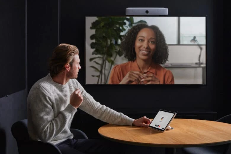 Webex Room Kit Mini và Webex Room Navigator trong một không gian trò chuyện kết nối các đồng nghiệp phân tán