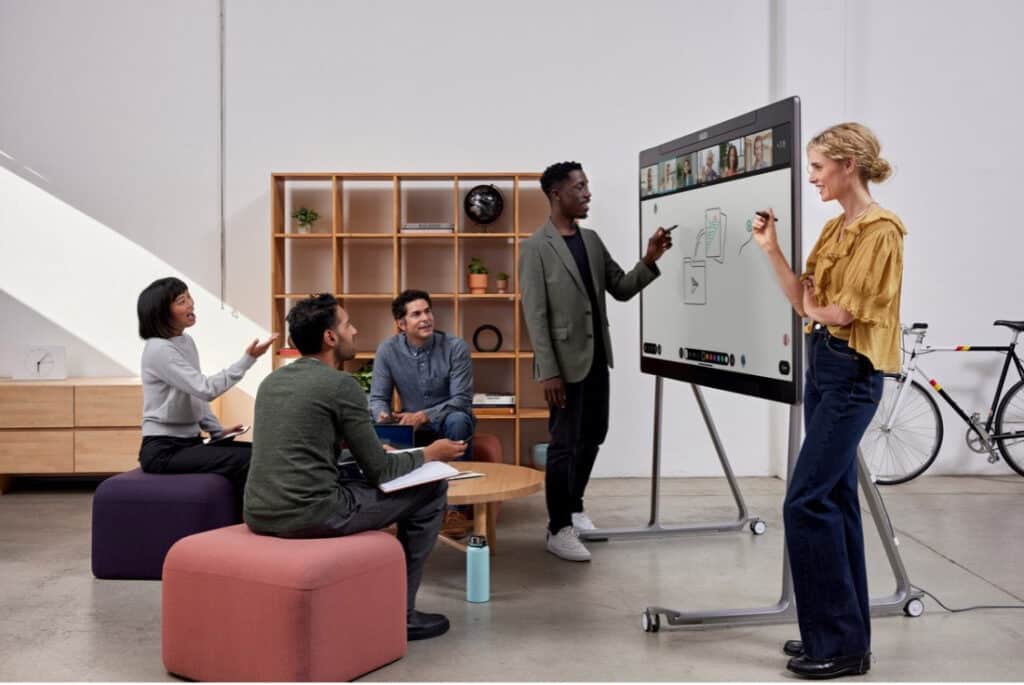 Cisco Board Pro 75 tập hợp các nhóm kết hợp lại với nhau để lên ý tưởng và cùng sáng tạo