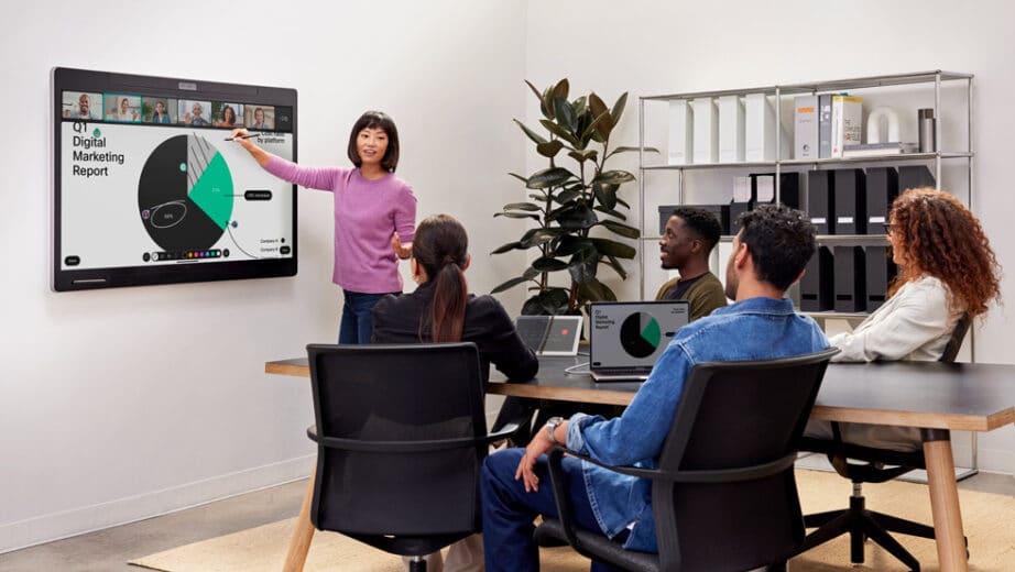 Cisco Board Pro 55 trong không gian trò chuyện nhóm kết nối các nhóm địa phương và từ xa để kết nối và chia sẻ nội dung trong cuộc họp video
