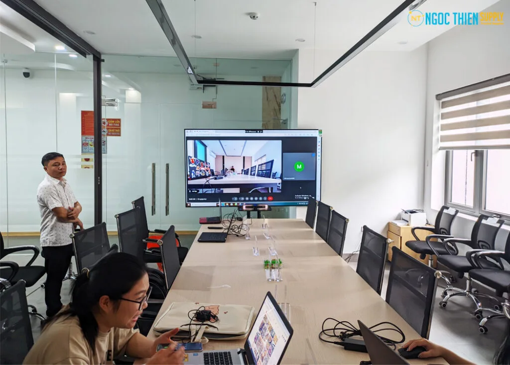 hình ảnh lắp đặt camera hội nghị video AVer VB130