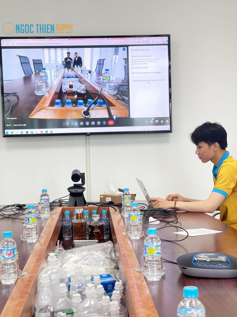 Hình ảnh nhân viên Ngọc Thiên chạy demo thử thiết bị cho quý công ty