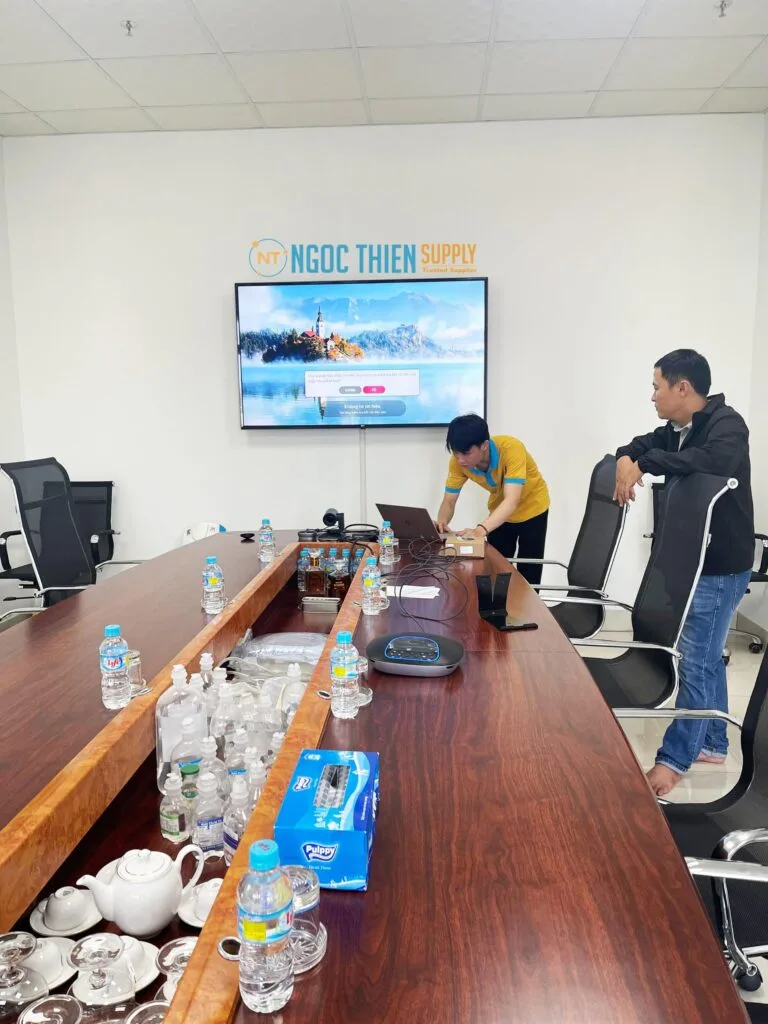 hình ảnh nhân viên Ngọc Thiên lắp đặt cho quý công ty