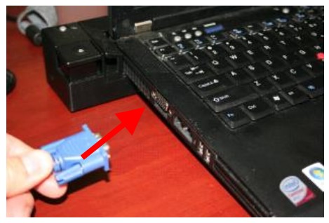 kết nối cáp vga từ hệ thống truyền hình với laptop