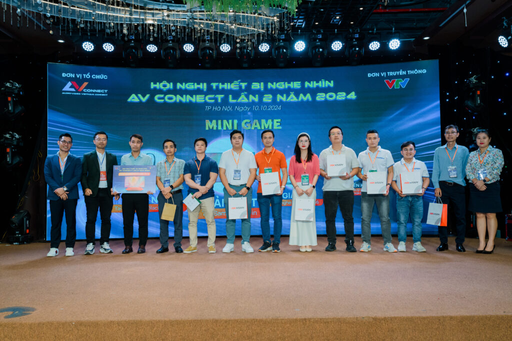 đại diện ngọc thiên nhận quà từ mini game của sự kiện