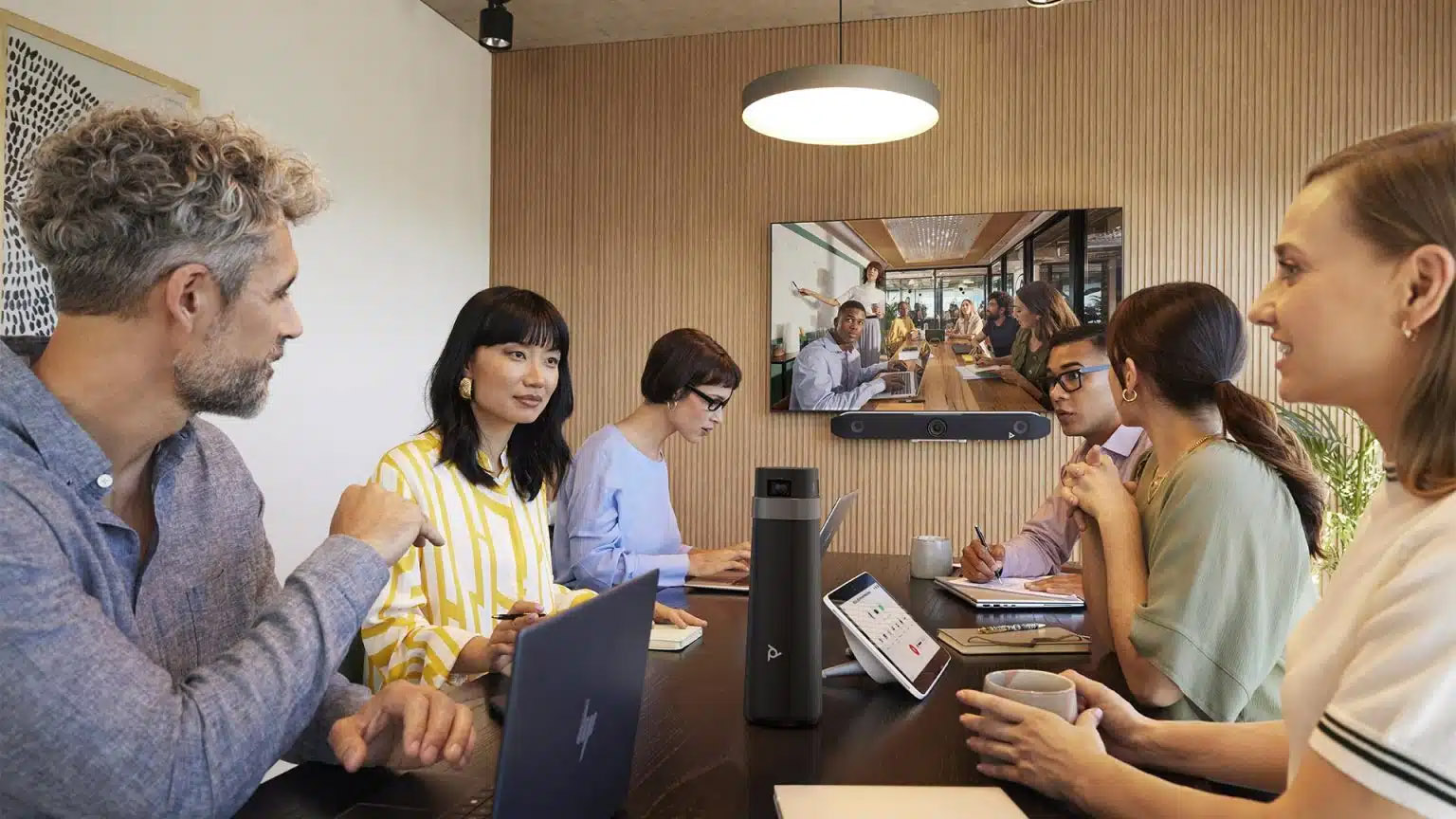 poly studio e360 sở hữu những tính năng gì