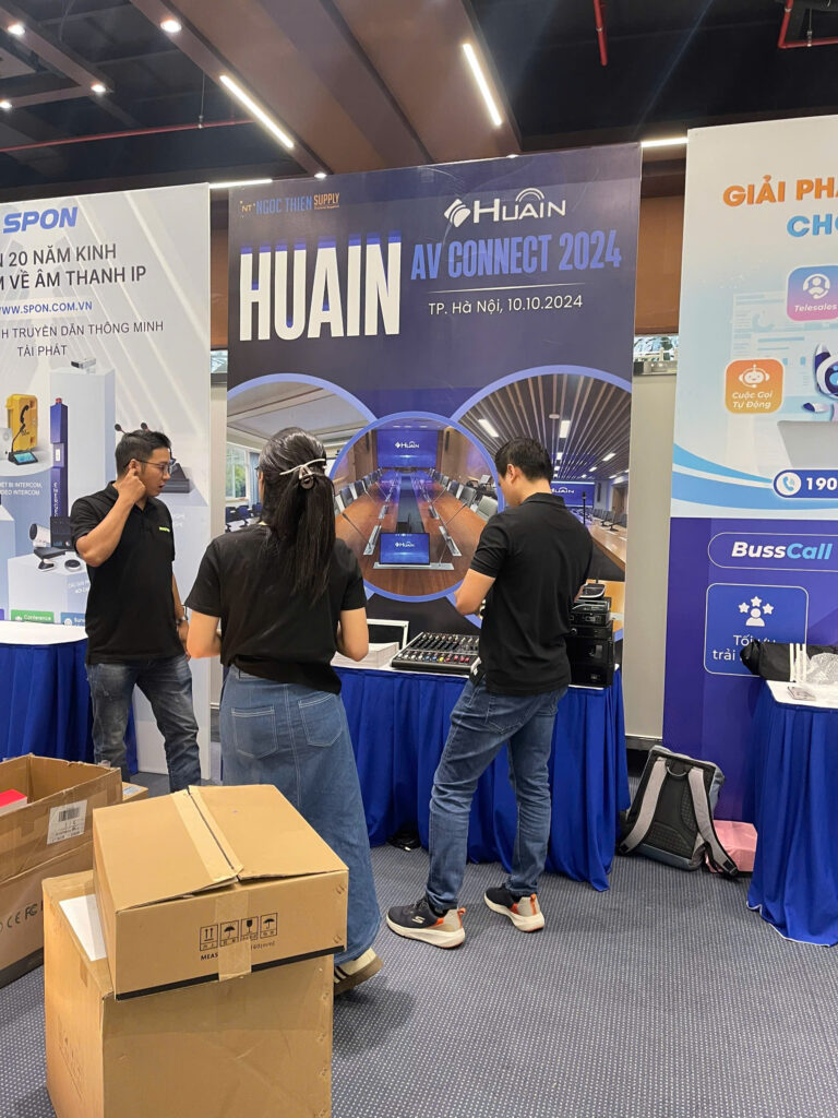 nhân viên ngọc thiên đang setuo những khâu cuối cùng trước khi sự kiện av connect diễn ra