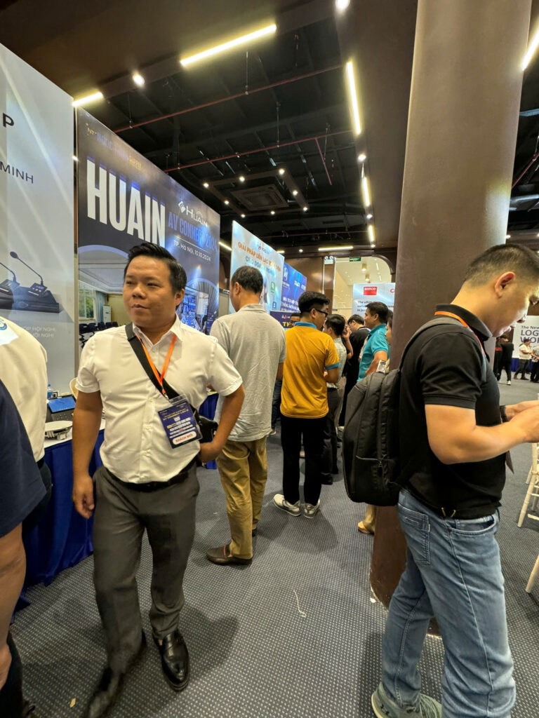 khách hàng thăm quan tại sự kiện av connect 2024 lần 2
