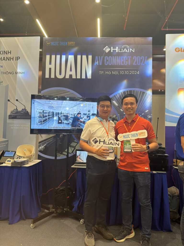 đại diện ngọc thiên & huain chụp hình lưu niệm tại sự kiện