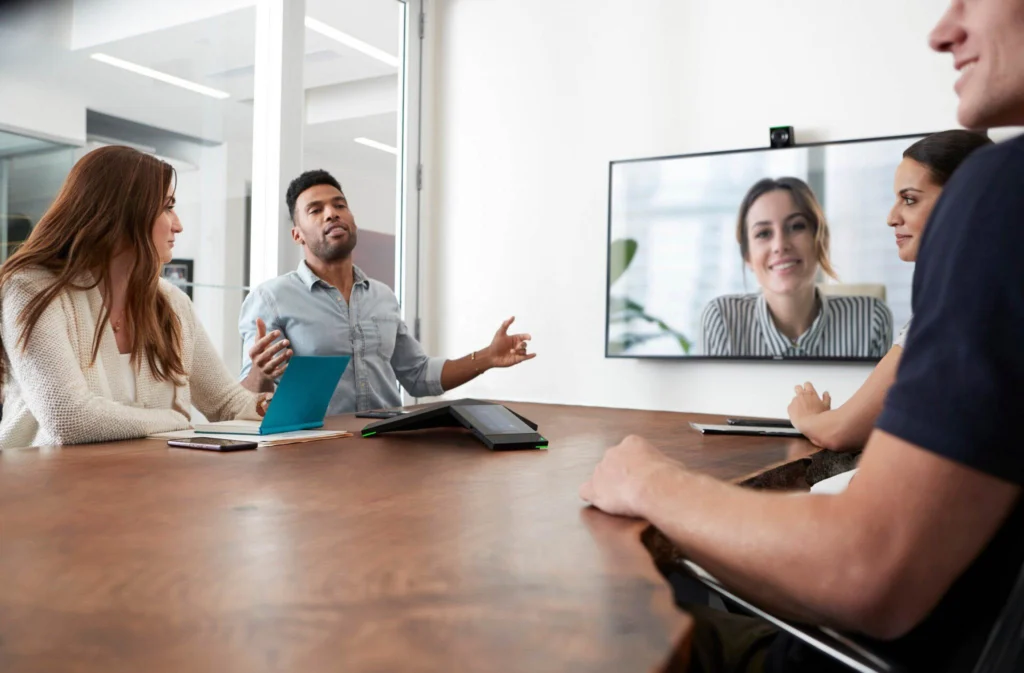 poly trio 8800 là điện thoại voip tốt nhất về tổng thể 