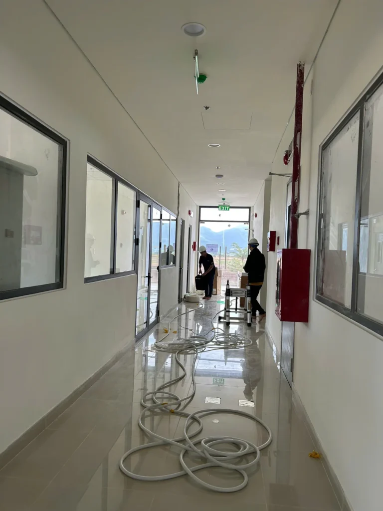 Kỹ thuật viên chuẩn bị vật dụng để tiến hành lắp đặt