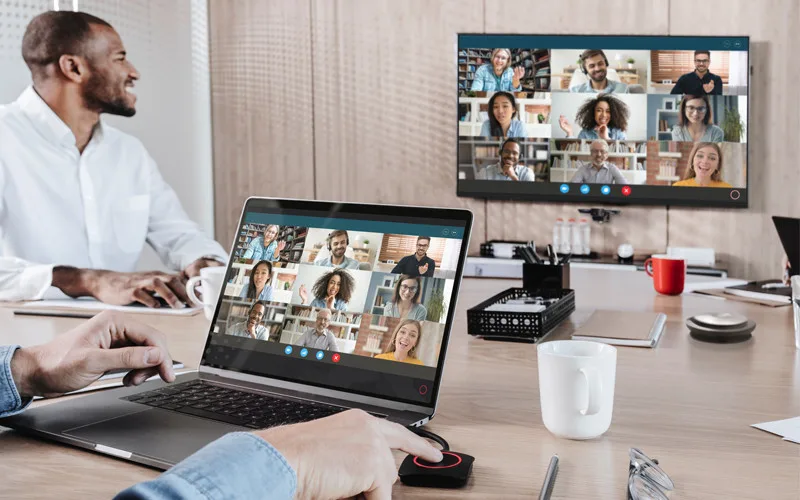 thiết bị trình chiếu không dây để tăng cường hiệu quả cho phòng họp huddle