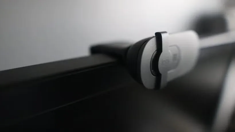 Logitech Brio 100 vs C922 khả năng tự động lấy nét ra sao