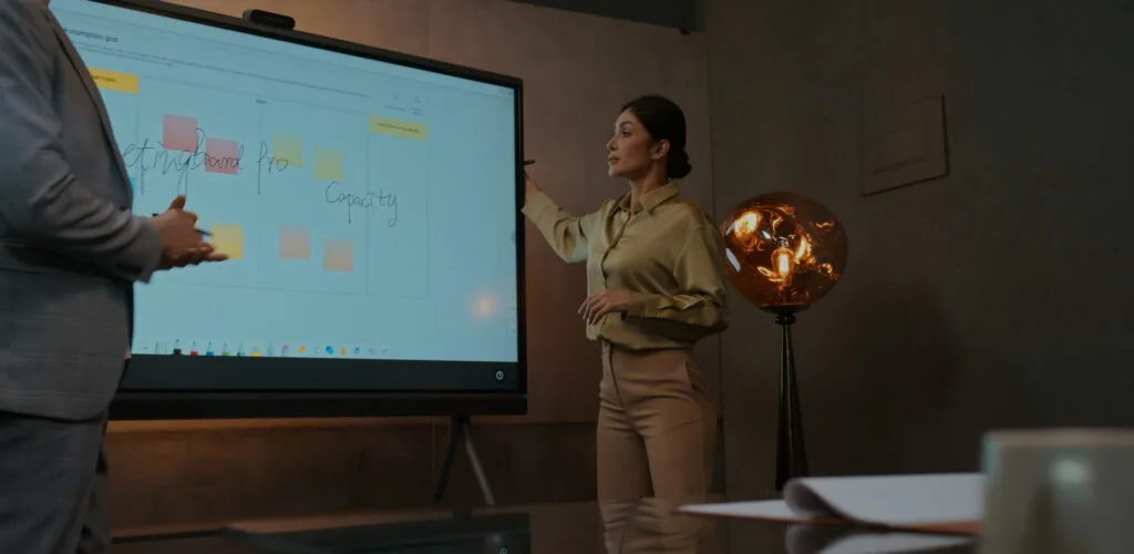 MeetingBoard Pro hỗ trợ nhiều loại phụ kiện được thiết kế để linh hoạt trong mọi không gian