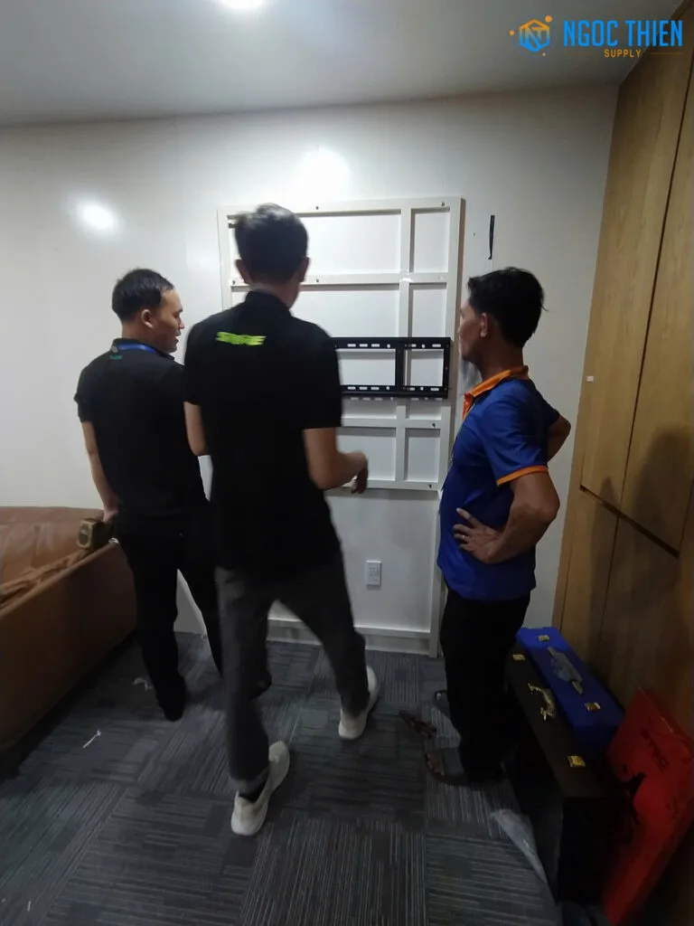ngọc thiên tham gia lắp đặt màn hình tương tác cho Công ty Cổ phần Dịch vụ Kỹ thuật PTSC Thanh Hóa
