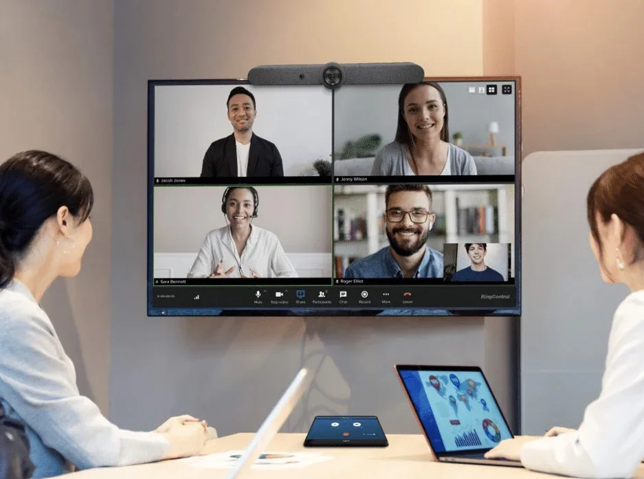 Jabra PanaCast 50 vs Logitech Rally Bar về thiết kế lắp đặt