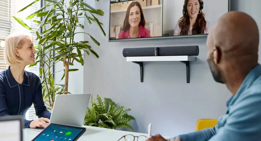 so sánh Jabra PanaCast 50 vs Logitech Rally Bar về tính năng AI và công nghệ hiện đại