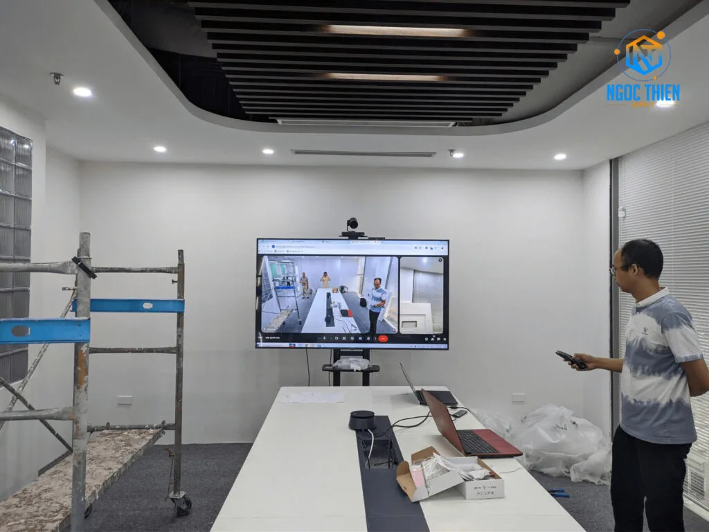 Đội ngũ kỹ thuật viên tiến hành lắp đặt thiết bị