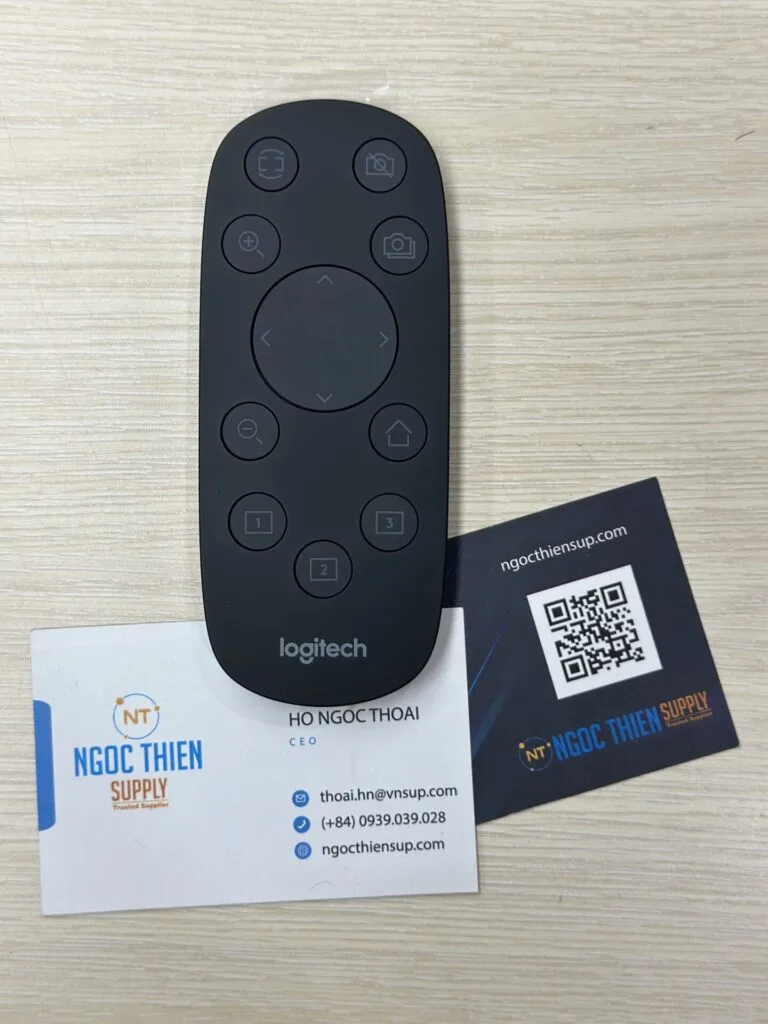 camera hội nghị Logitech PTZ Pro 2 đi kèm remote hồng ngoại giúp bạn điều chỉnh góc nhìn, zoom, cài đặt presets dễ dàng
