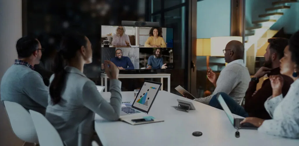 Yealink MeetingBar A30 với công nghệ thông minh kết hợp từ camera kép thông minh, micro đa hướng, loa tích hợp