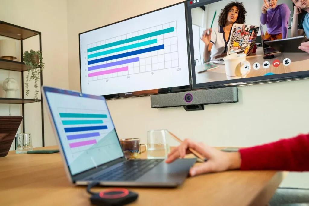 ClickShare C-10 sở hữu khả năng hỗ trợ màn hình kép và tương tác trực tiếp