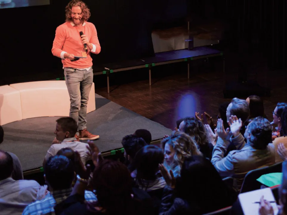 sự khác biệt giữa AVer PTZ211 vs PTZ231 về việc Hỗ trợ NDI & khả năng Live Streaming