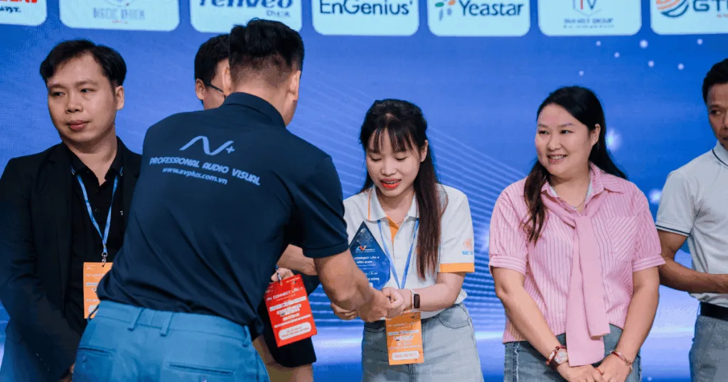 Ngọc Thiên được trao kỷ niệm chương tại sự kiện