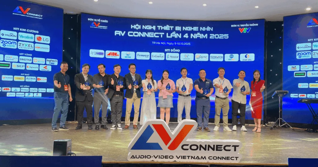 Ngọc Thiên vinh dự nhận kỷ niệm chương tại sự kiện